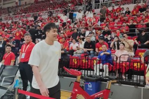 這人氣！今天郭艾倫也來到現(xiàn)場，給中國男籃加油助威！