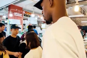 入鄉(xiāng)隨俗！巴特勒逛菜市場品嘗中國美食
