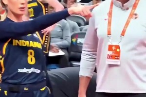 最優(yōu)雅的攻擊！梗圖女王索菲·坎寧安僅僅一指 對(duì)手全部破防