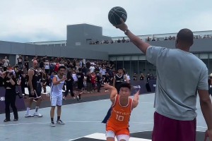 尷尬了?? 麥迪：合著我舉了個(gè)寂寞.....