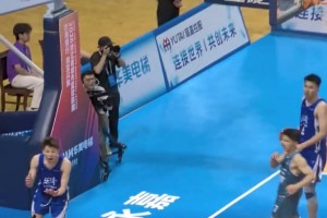 這還攤手？業(yè)余籃球賽這哥們走步這么明顯 居然不服判罰
