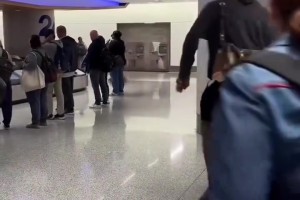 湖人變天了！被湖人交易到奇才的艾頓機場大秀足球技術