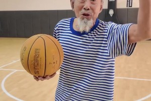 73歲勾手張大爺，展示三分十個(gè)連投，最后十中八，厲害了??