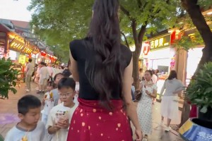 退役后第二春！許諾：兩米穿馬面裙 來北京南鑼鼓巷是什么體驗(yàn)？