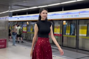 這腿長太夸張啦！“諾姐”長裙高跟坐地鐵身材比例絕了??...