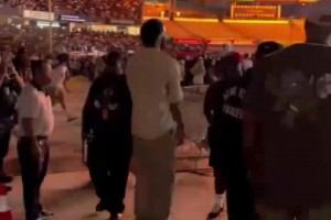 詹姆斯在演唱會現(xiàn)場跳舞，樂在其中，很有歌舞天分！