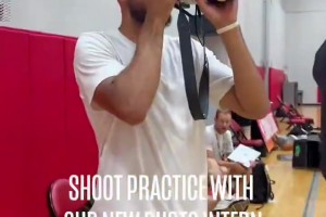 ??凱爾特人新來了個年輕攝影師，這腦門真是锃亮！