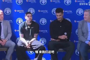 三球在森林狼的發(fā)布會上，被記者要求給詹姆斯打個電話招募一下！