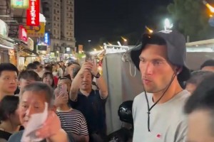 年薪幾千萬??在路上走，拉文ZachLaVine 果然人帥穿啥都好看！