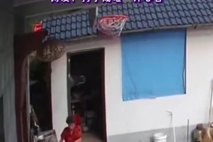 完啦?? 小孩哥投籃一發(fā)命中，球入籃后打翻奶奶燉的螃蟹煲！